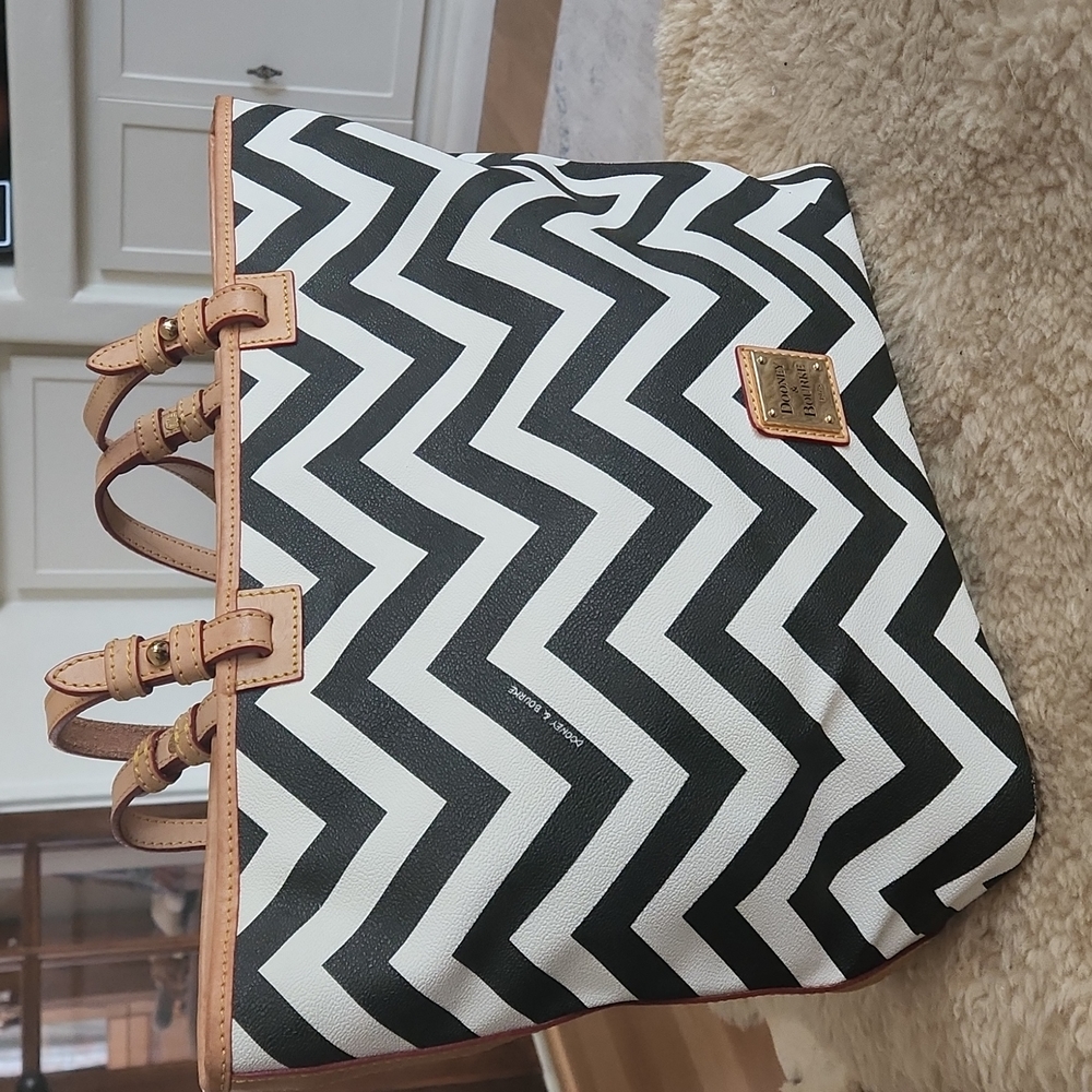 Super Sexy Dooney & Bourke Black & White Zig-Zag Large Tote 🤍🖤 - Picture 7 of 16